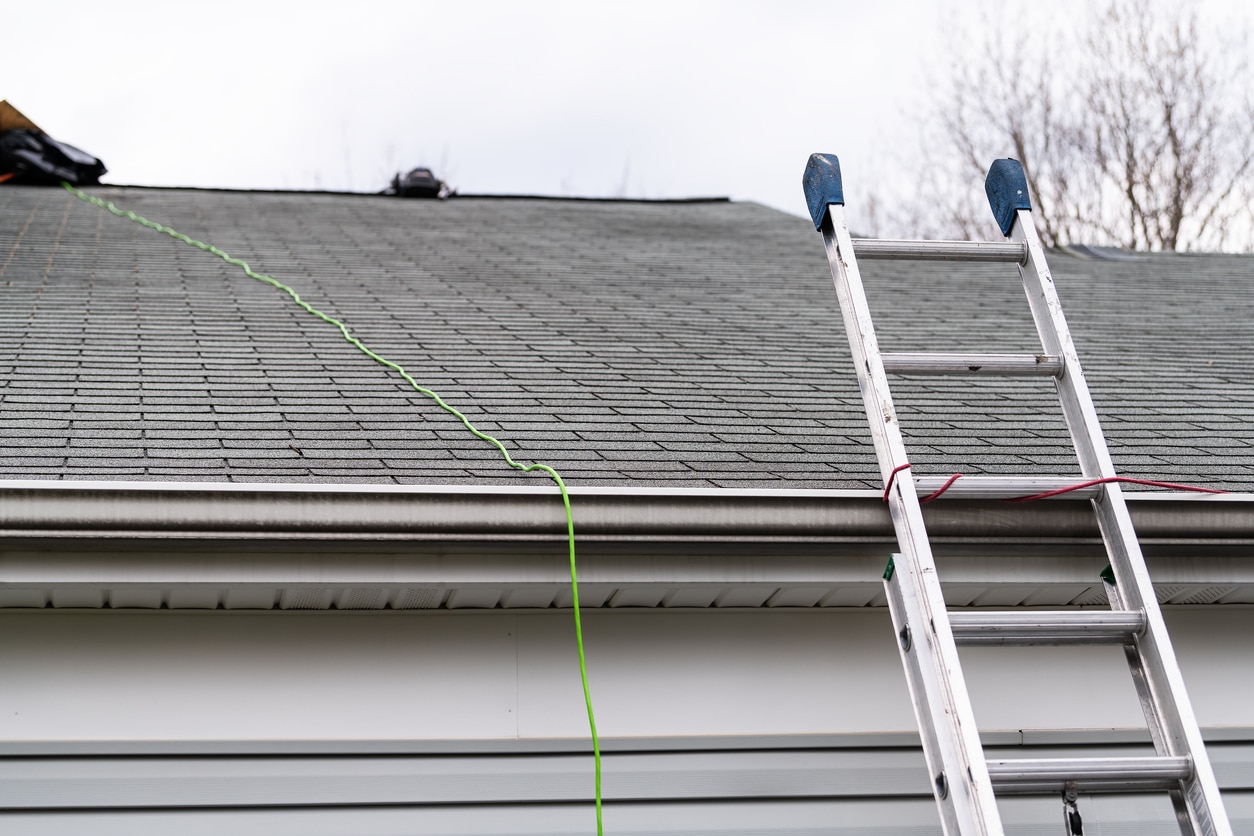 Read more about the article 7 Fall Safety Tips for Roof Work